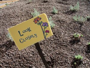 A sign sitting on the ground