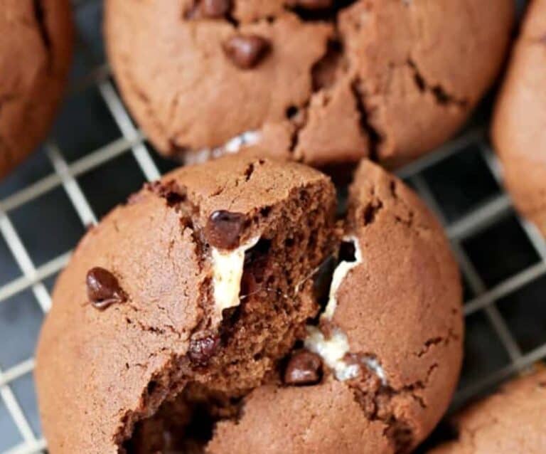 A close up of a chocolate cake