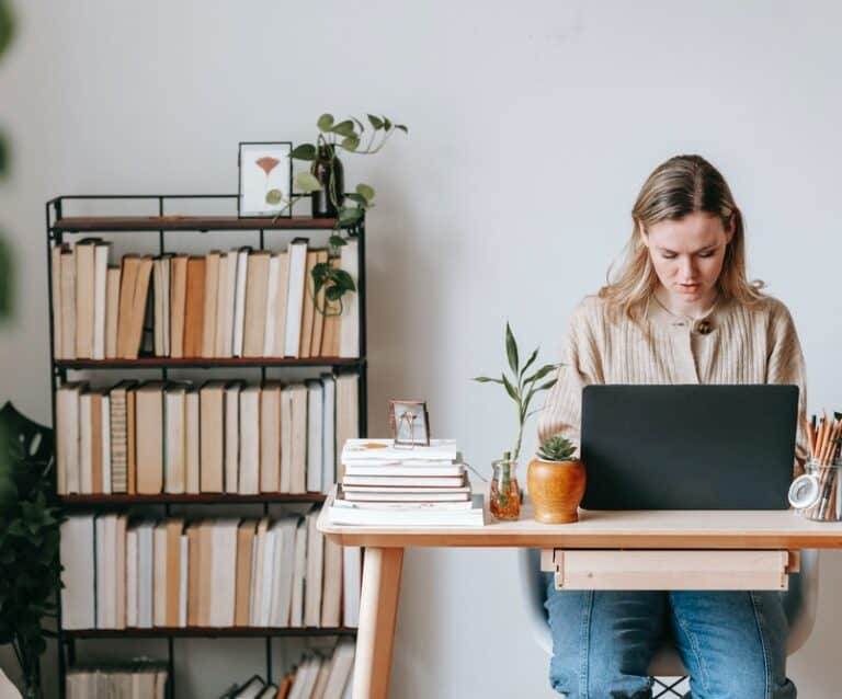 A Full Breakdown On How To Keep Your Desk Clean & Tidy