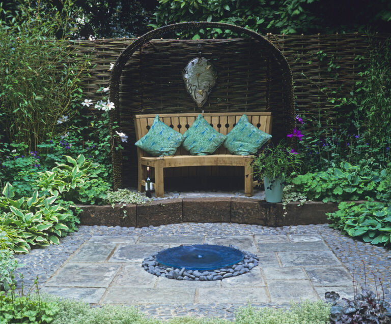 Modern Outdoor Benches: Stylish Solutions for Small Gardens