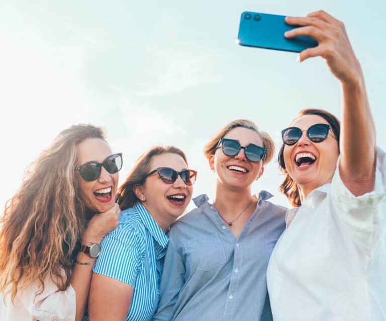 The Surprisingly Smart Reasons Parents Are Reconnecting With Old High School Friends