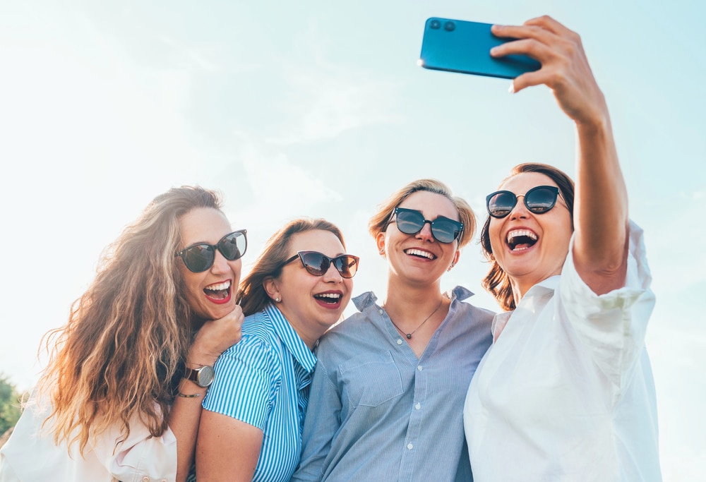 The Surprisingly Smart Reasons Parents Are Reconnecting With Old High School Friends